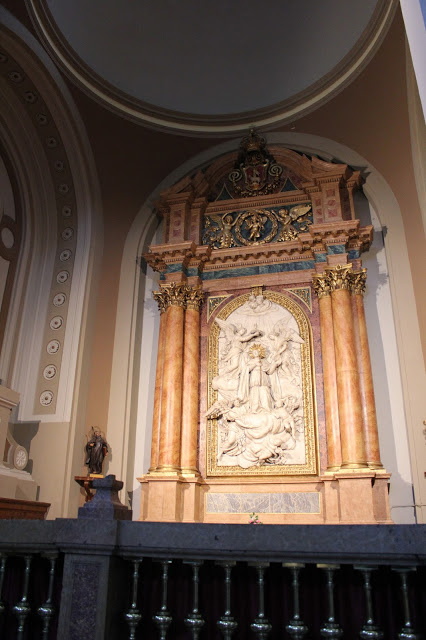 ZARAGOZA. BASILICA DEL PILAR CAPILLA DE PEDRO ARBUES retablo del siglo XIX con relieve de madera estucada imitando mármol, de Antonio Palao